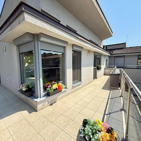 Local-lux Penthouse - Free Parking Apartament
