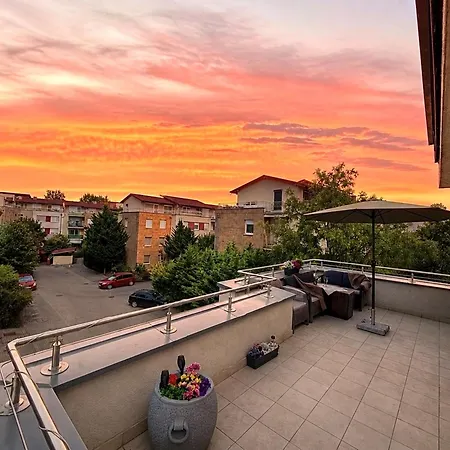 Local-lux Penthouse - Free Parking