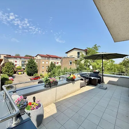 Local-lux Penthouse - Free Parking Apartment