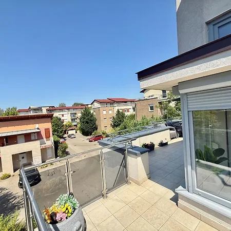Local-lux Penthouse - Free Parking Apartment